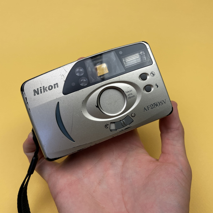 Aparat analogowy Nikon AF 250