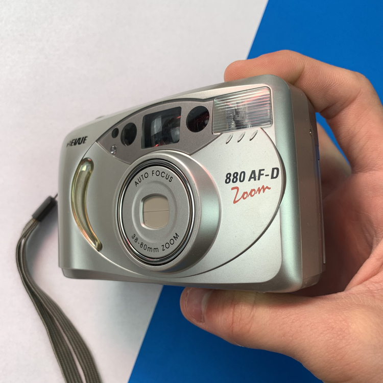 Revue 880AF-D zoom