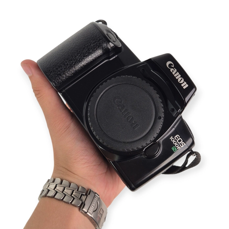 Aparat analogowy Canon EOS 1000F (bez obiektywu)